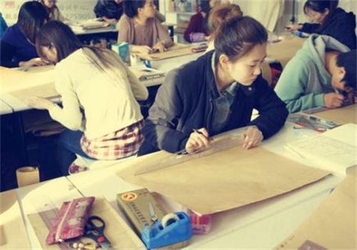 秦皇島東方服裝學校正規(guī)嗎？有什么教學方式？