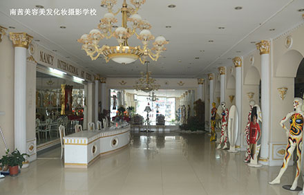 去青島化妝學(xué)校學(xué)化妝多久能學(xué)會(huì)？