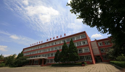 中國洛陽一拖技師學(xué)院現(xiàn)在還能報名嗎？
