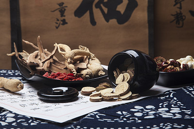 哪些中藥能夠清熱去火？山東醫(yī)藥技師學(xué)院幫你“降降溫”