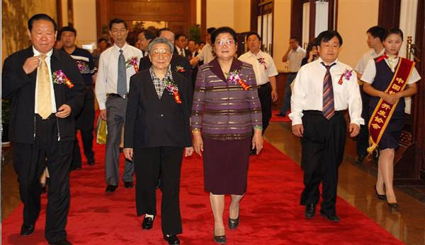 全國(guó)政協(xié)副主席錢正英（左一）、十五屆中央委員顧秀蓮（左三）、國(guó)務(wù)院扶貧主任，政協(xié)常委胡富國(guó)（左一）、北方汽車專修學(xué)校曹振峰董事長(zhǎng)（右一）在人民大會(huì)堂共同出席北方學(xué)校七千萬扶貧工程